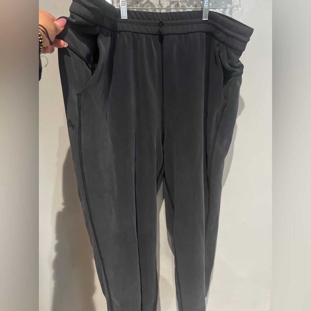 lululemon Softstreme ™ HR
Straight-Leg Crop 24 - Picture 3 of 9
